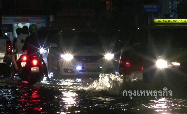 พายุกระหน่ำบุรีรัมย์นาน2ชม. น้ำท่วมสูงกว่า30ซม