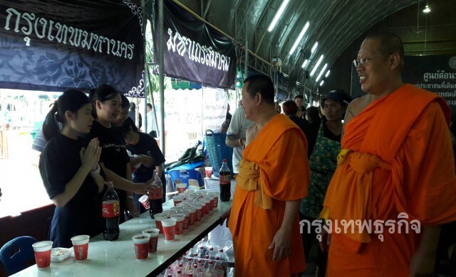 'หลวงพี่น้ำฝน' ร่วมตั้งโรงทานใหญ่ที่พุทธมณฑล