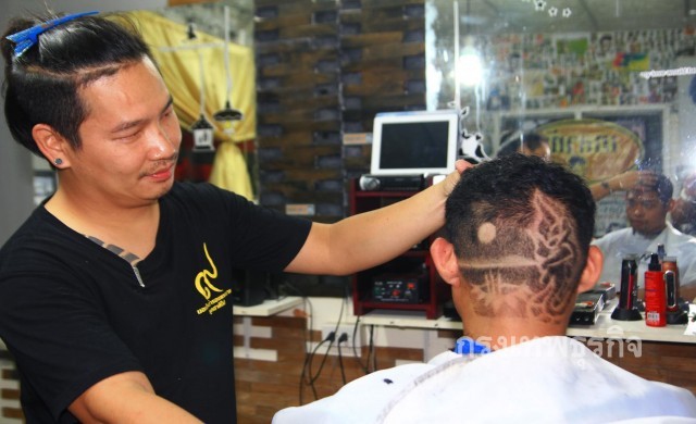 วัยรุ่น​แห่ตัดทรงผมทรงกระทงพญานาค 