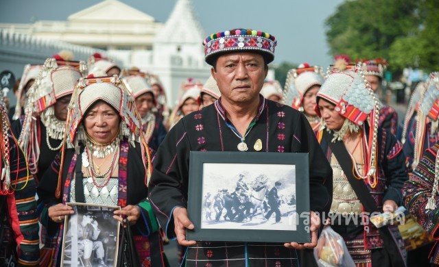 ชาวเขาเผ่าอาข่า30คน เข้าสักการะพระบรมศพ