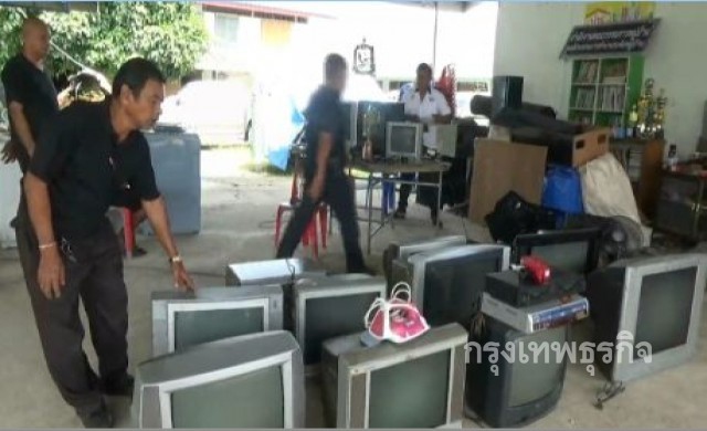 ชาวโคกหล่อ จ.ตรัง ซ่อมเครื่องใช้ไฟฟ้าฟรีถวาย ร.9