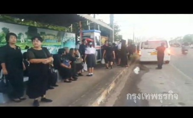 กลุ่มรถตู้ทำดีปราจีนฯ นำปชช.เดินทางไปสักการะพระบรมศพ.ร9
