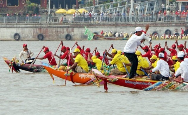 แห่ชมนับล้าน! เทศกาล 'น้ำ' กัมพูชา