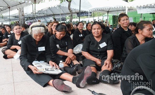 อากาศร้อน! พสกนิกรยังคงต่อแถว เพื่อสักการะพระบรมศพ (15พ.ย.) 