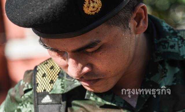 'ทหารพระราชา' สู้แดดแบกเหล็ก เพื่อปชช.สะดวกสบาย