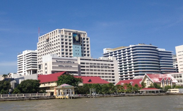 'ศิริราช'อัญเชิญพระบรมฉายาลักษณ์ร.9 ขึ้นอาคารเฉลิมพระเกียรติ