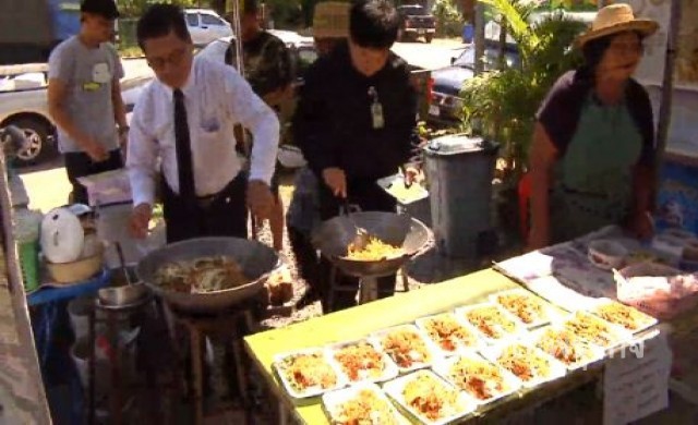 ธกส.อุทุมพรพิสัยแจกผัดไทเกษตรกร ทำดีเพื่อในหลวง ร.9