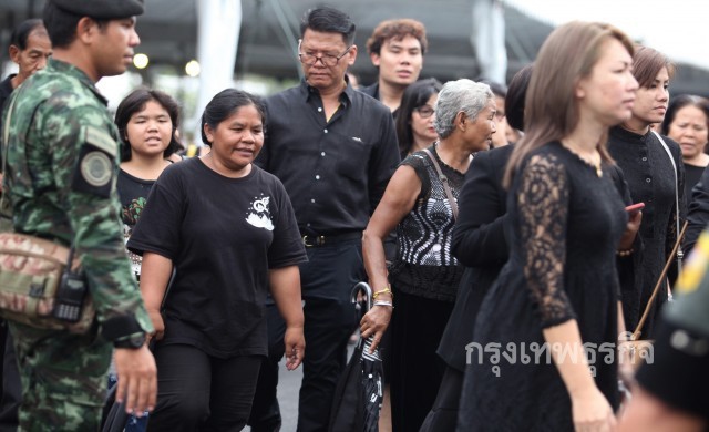 ปชช.พร้อมใจสักการะพระบรมศพเนืองแน่น (21พ.ย.)