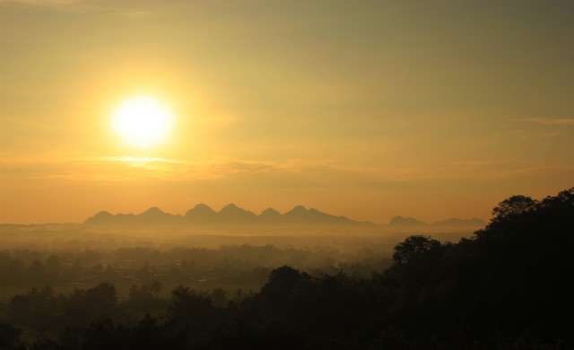 ชมพระอาทิตย์ขึ้นสัมผัสอากาศหนาว ที่วัดป่าเทพรังสี