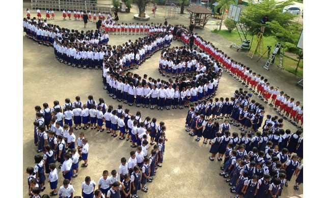 เยาวเรศวิทยาแปรอักษรแทนใจ แสดงความอาลัยแด่พ่อหลวง