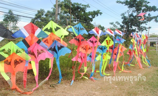 ลมหนาวมา แม่ค้ายึดอาชีพขายว่าวริมทาง สร้างรายได้เสริม