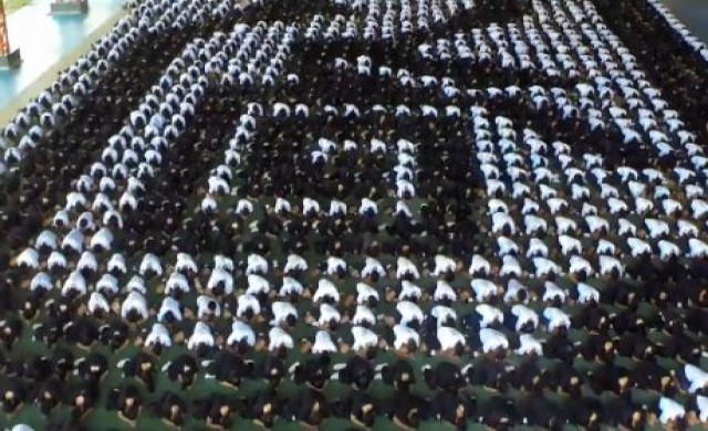 ชาวบางบ่อวิทยาคมกว่า3พันคน รวมใจแปรอักษรแสดงความอาลัยร.9