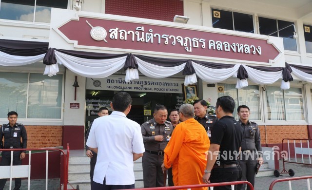 'ธัมมชโย'เบี้ยวมอบตัว ส่งพระลูกวัดเจรจา
