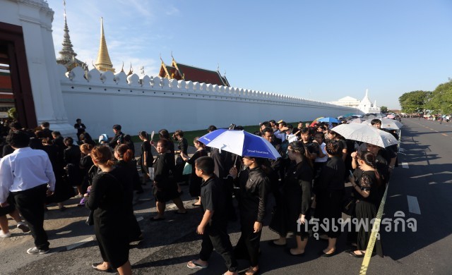'ลุงชง-ท้าวแสนปม' สุดซาบซึ้งได้เข้ากราบพระบรมศพฯ