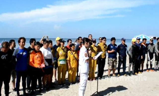 ภาครัฐเอกชน ร่วมอาสาสมัครกู้ภัย เก็บขยะชายหาดบางแสน