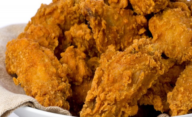 ชาวจีนร้องเรียนร้านไก่ทอดใช้คำแสลง'โสเภณี'