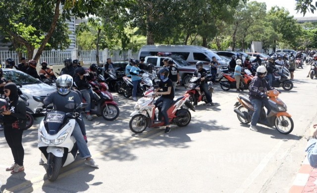 จยย.กว่าร้อยรวมตัวประท้วง หลังมีคลิปตร.ด่าชาวบ้านว่า'สวะ'