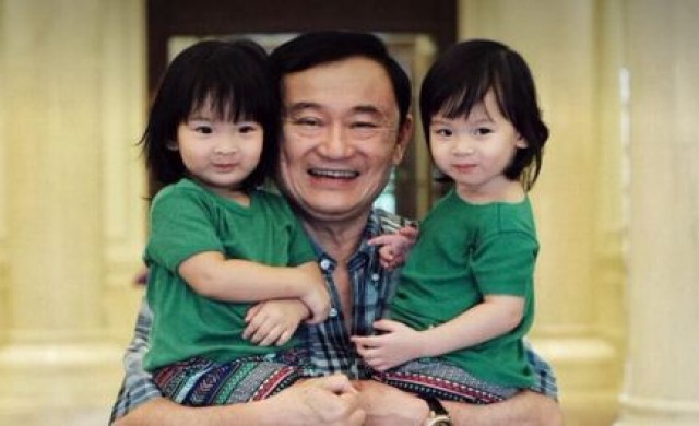 'ตาทักษิณ' ซื้อชุดให้หลานชายคนแรก