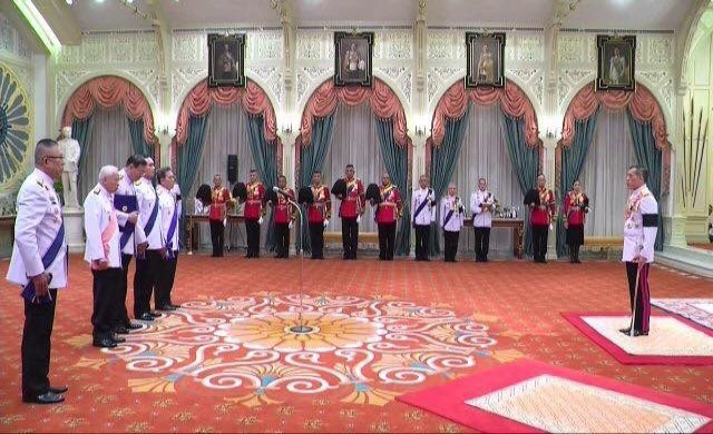 'พล.อ.เปรม'นำประมุข3ฝ่าย อัญเชิญพระบรมฯ ขึ้นทรงราชย์