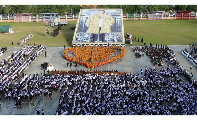 ชาวปทุมธานี5พันคน ร่วมทำบุญตักบาตร ถวายเป็นพระราชกุศล