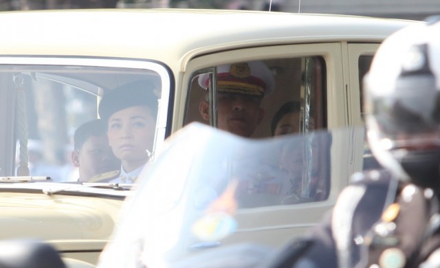 สมเด็จพระเจ้าอยู่หัวฯ ทรงโบกพระหัตถ์ หลังปชช.รอรับเสด็จฯ 