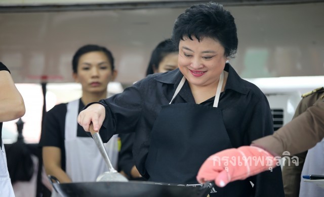 'พระองค์โสม' ทอดไก่1,500กิโลกรัมประทานปชช.