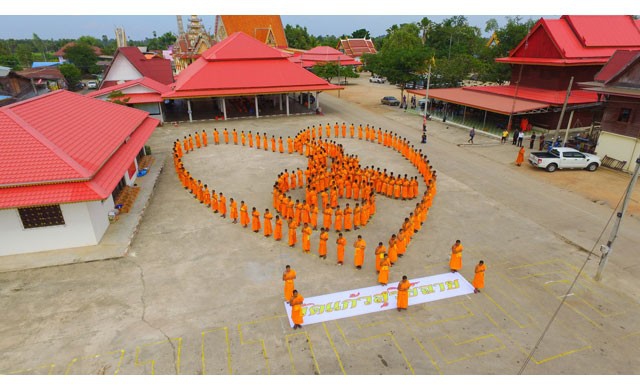 สามเณร186รูปปฏิบัติธรรม แปรอักษรถวายเป็นพระราชกุศล