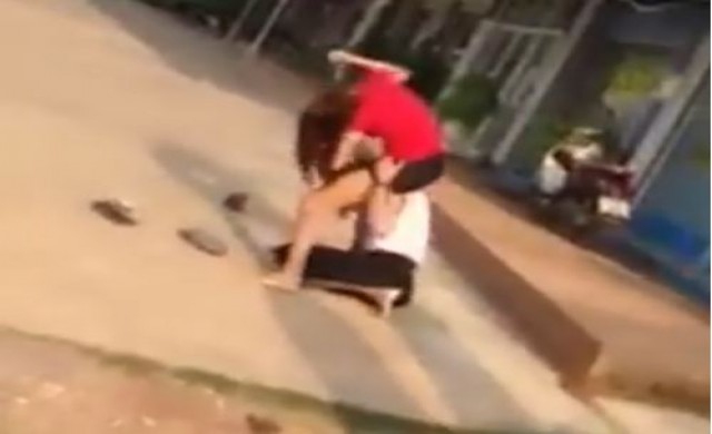 คลิป 2 สาวตบกันนัวคาชุดนักศึกษา ริมถนนที่กาฬสินธุ์