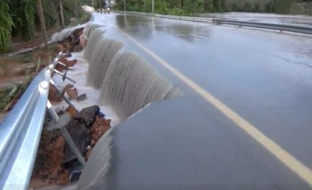 ชาวบ้านผวา พนังกั้นแม่น้ำตรังเริ่มทรุดตัว