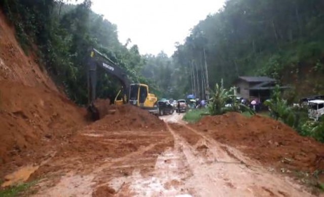 ดินถล่มปิดทับเส้นทางบ้านน้ำปัน–น้ำตกโตนเรือบิน สุราษฎร์ฯ