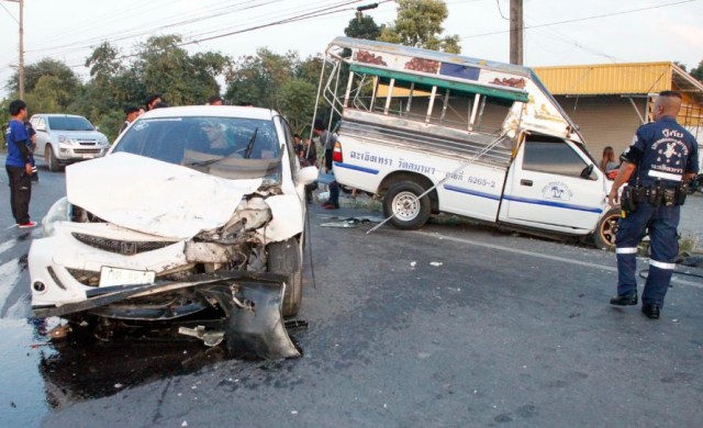 เก๋งประสานงาสองแถวรับส่งนักแสวงบุญ เจ็บ13