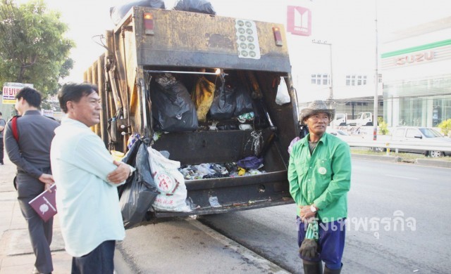 คนงานเก็บขยะเทศบาลเมืองผงะ พบศพทารกถูกแม่ห่อมาทิ้ง