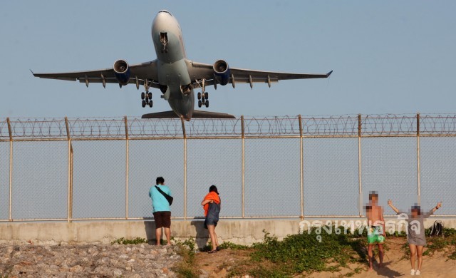 เตือนถ่ายเซลฟี่เครื่องบินหาดไม้ขาว โทษหนักถึงประหาร