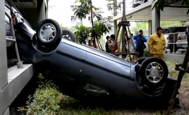 หนุ่มใหญ่ซิ่งเก๋งดิ่งตึก3ชั้น โชคดีแค่บาดเจ็บเล็กน้อย
