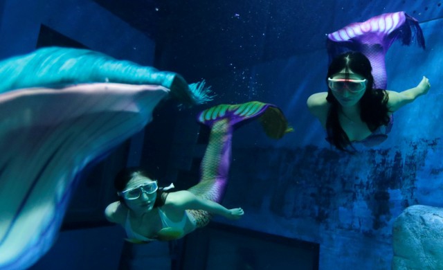  ครูสาวจีนสอนว่ายน้ำแบบนางเงือก