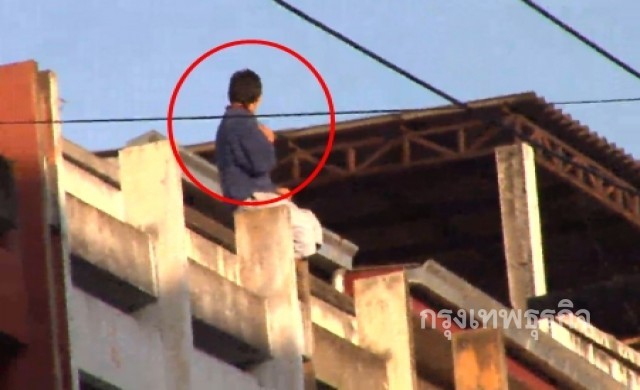 หนุ่มเครียดถืออีโต้ปีนตึก4ชั้น ขู่โดดตึกฆ่าตัวตาย