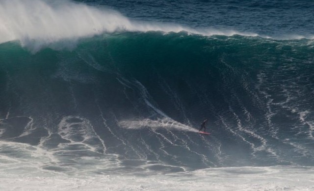 หนุ่มออสเตรเลียคว้าแชมป์โต้คลื่นยักษ์ที่โปรตุเกส