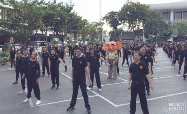 'พรเพชร' นำทีมออกกำลังกายตามนโยบาย 'บิ๊กตู่'