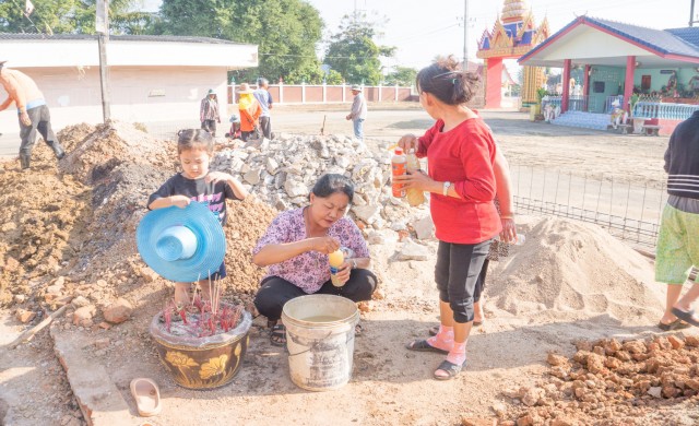 ชาวบ้านแห่ตักน้ำศักดิ์สิทธิ์ หลังพบไหโบราณใต้เจดีย์