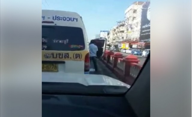 คลิปเด็ด!! คนขับรถตู้โชว์เหนือยืนฉี่กลางเมืองหัวหิน