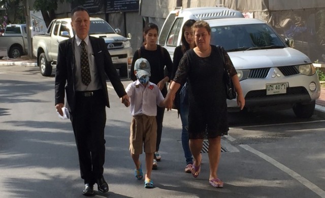 แม่เด็ก7ขวบถูกครูตีจนช้ำ จี้ศธ.เพิกถอนตั๋วครู