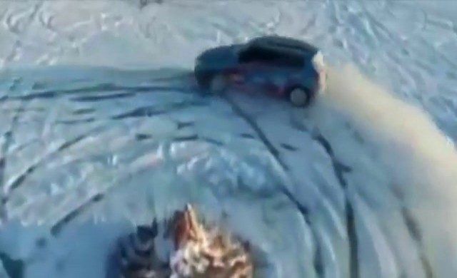 ซิ่งรถบนทะเลน้ำแข็ง