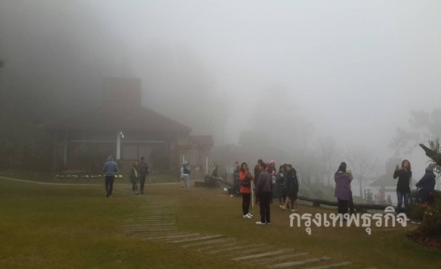 นทท.แห่สัมผัสอากาศหนาว 'อินทนนท์-ห้วยน้ำดัง'