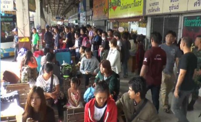 ประชาชนยังแน่นบขส.โคราช ทยอยเดินทางกลับทำงาน