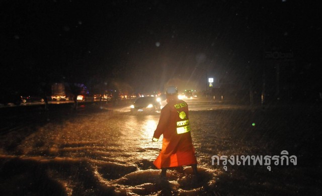 รพ.บางสะพานเร่งย้ายผู้ป่วย น้ำทะลักท่วมกลางดึก