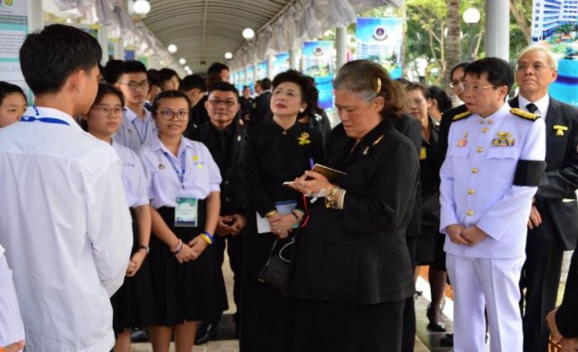 สุดซาบซึ้ง! พระเทพฯทรงงานขณะมีสายน้ำเกลือยังติดข้อพระหัตถ์
