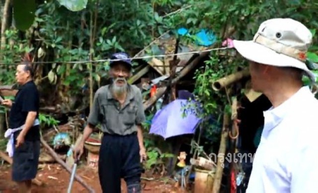 พบผู้เฒ่าพิการไร้ญาติอยู่ในรูริมภูเขาช้าง กลางเมืองพังงา