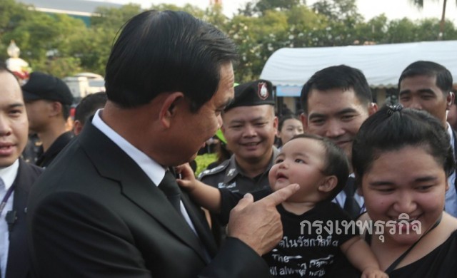 'ลุงตู่'สอนลูกหลานขรก.ทำเนียบฯ ให้เรียนเก่งแข็งแรง