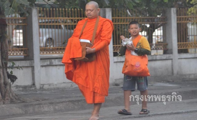 น่าชื่นชมเด็กวัดป.2 ช่วยพระพ่อถือของบิณฑบาตรทุกเช้า