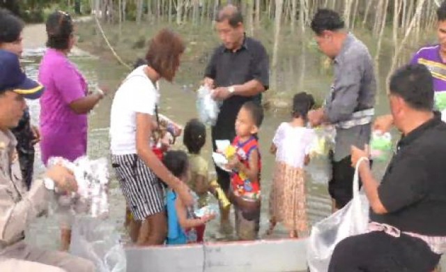 ท้องถิ่นนั่งเรือไปแจกเด็กๆ หมู่บ้านติดเกาะจากน้ำท่วม